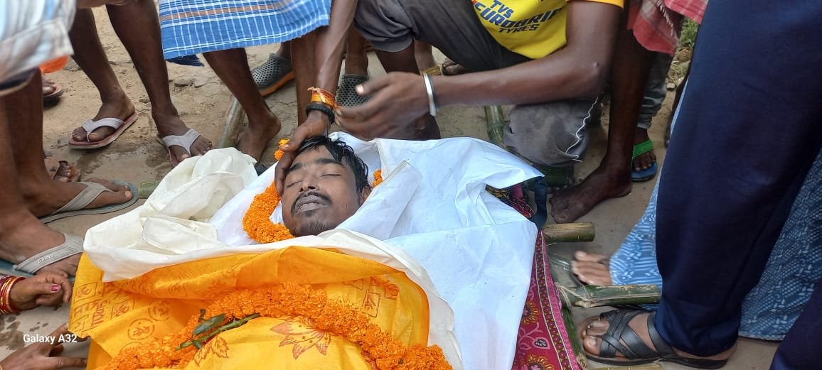 सिन्दरी हर्ल से छटनीग्रस्त मजदूर पुत्र का सूरत में मौत परिजनों में मातम का माहौल…