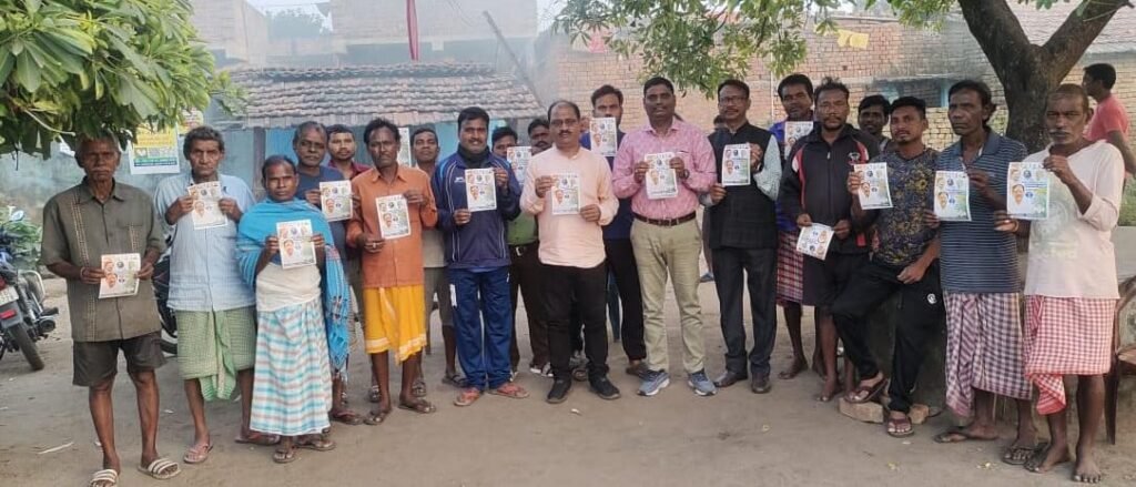 कांग्रेस प्रत्यासी अजय कुमार दुबे के पक्ष के मतदान को लेकर मुनीडीह में कांग्रेसियों का जनसंपर्क..
