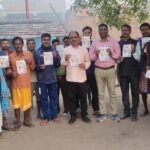 कांग्रेस प्रत्यासी अजय कुमार दुबे के पक्ष के मतदान को लेकर मुनीडीह में कांग्रेसियों का जनसंपर्क..