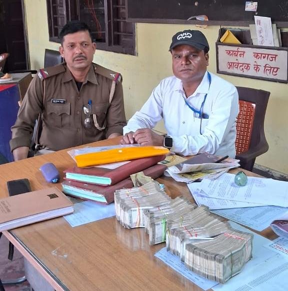 इनोवा से 14.25 लाख बरामद