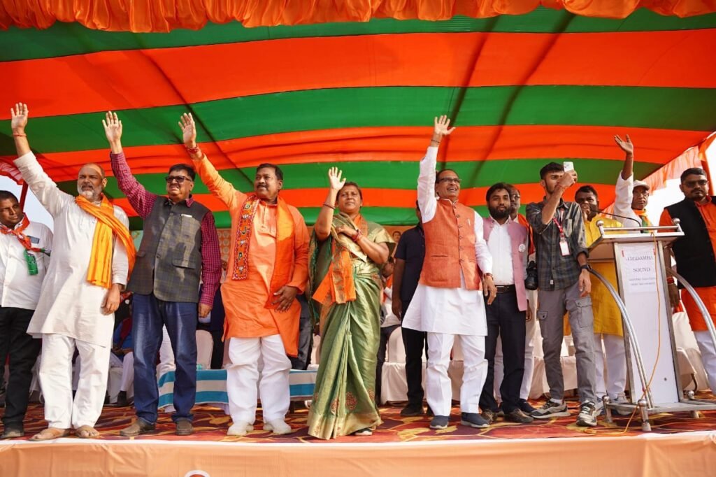 केन्द्रीय मंत्री शिवराज सिंह चौहान ने शनिवार को झारखंड की गाण्डेय और जमुआ विधानसभा में भाजपा प्रत्याशियों के समर्थन में जनसभा को संबोधित किया..