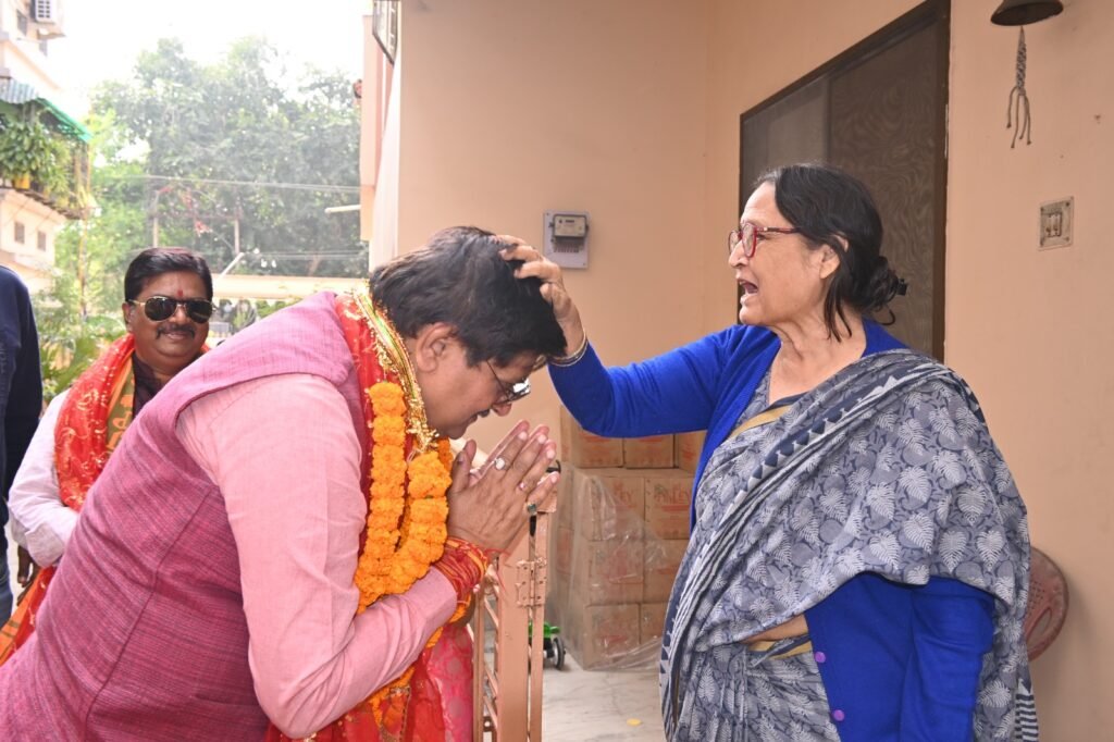 मै भावुक हो गया माता जी का आशीर्वाद पा कर – राज..