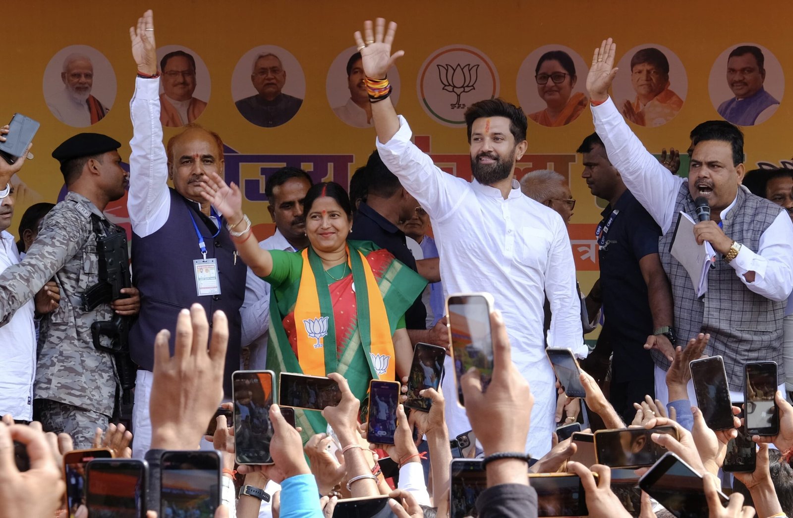 मै उस घर में दिया जलाने चला हू जिस घर में सदियों से अंधेरा है पिता के बताए मार्ग पर चला जब तक जिंदा हूं आरक्षण और संविधान पर कोई आंच नहीं आने दूंगा’: चिराग पासवान…