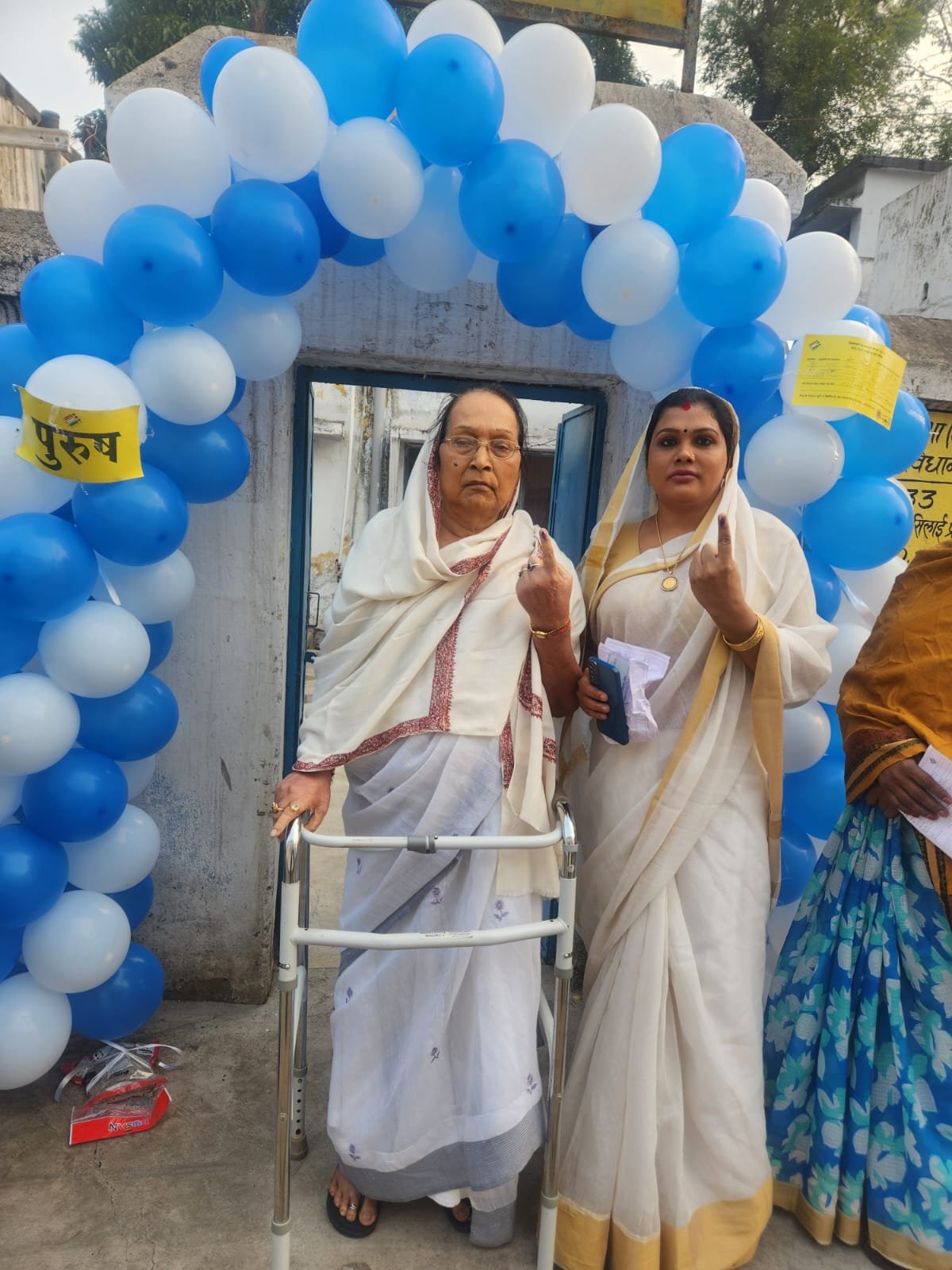 स्वीप आईकॉन, श्वेता किन्नर एवं छम छम किन्नर ने मताधिकार का किया प्रयोग..