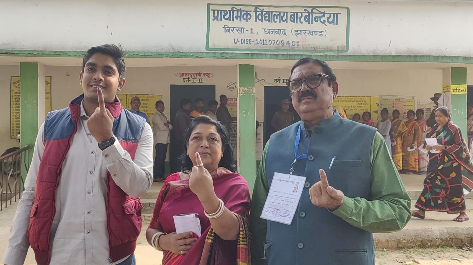 JLKM प्रत्याशी अशोक कुमार मंडल ने अपने परिवार के साथ अपने गांव बारबेदिया डाला वोट…