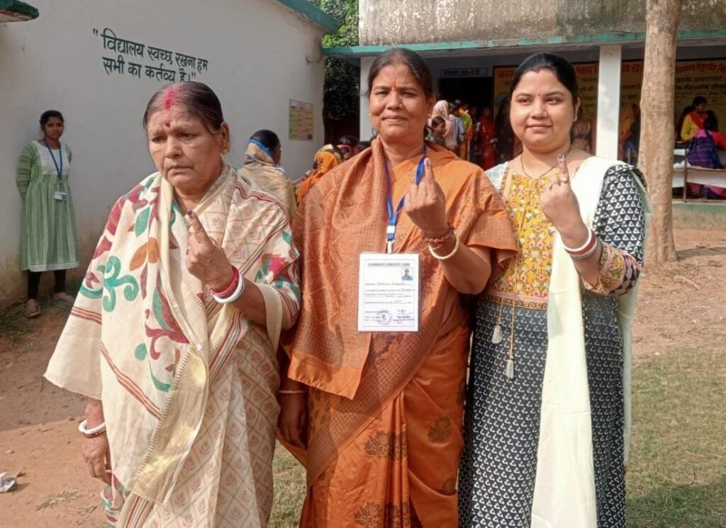 विधायक सह भाजपा प्रत्याशी अपर्णा सेनगुप्ता ने अपने परिवार के साथ पोद्दारडीह स्थित मतदान केंद्र डाला वोट…