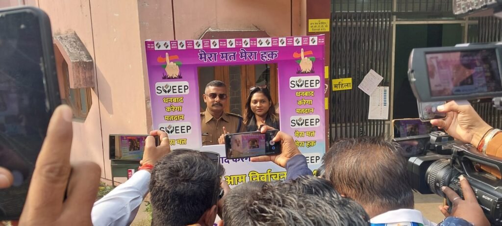 SSP एच पी जनार्दनन ने किया अपने मत का प्रयोग…