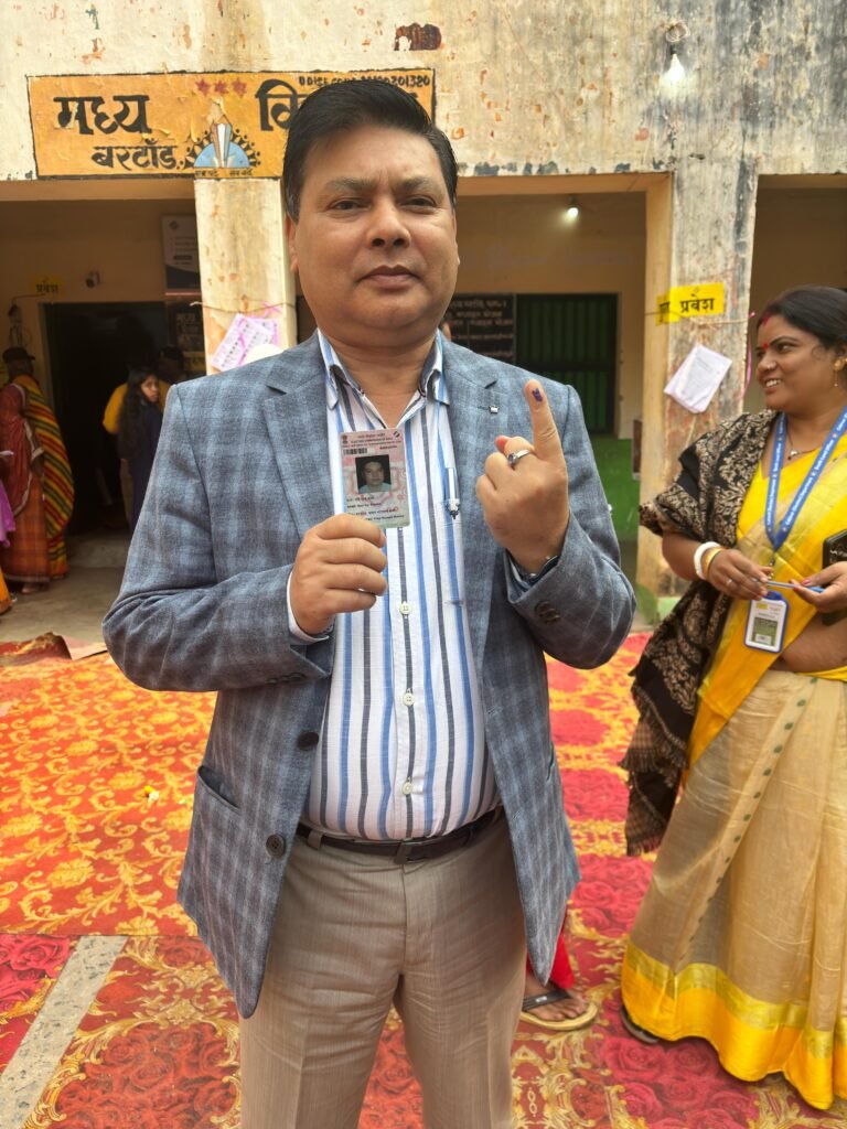 नगर आयुक्त रविराज शर्मा ने किया अपने मत का प्रयोग….