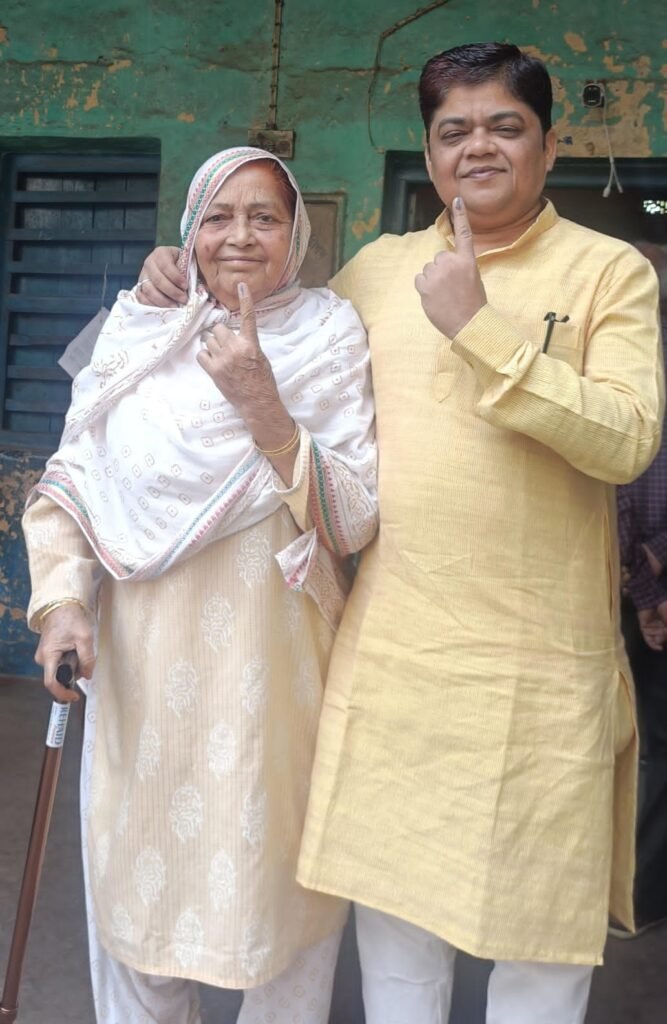 धनबाद के सामाजिक कार्यकर्ता सोहराब खान ने किया अपनी मां के साथ मतदान…