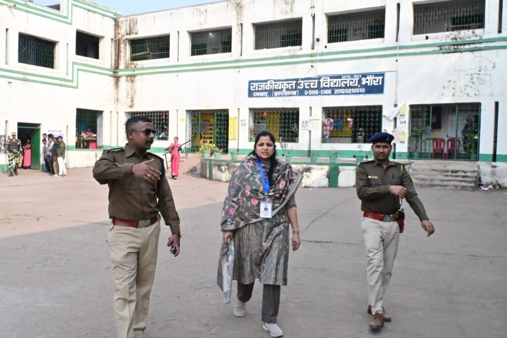 DC व SSP ने किया झरिया विधानसभा के मतदान केंद्रों का निरीक्षण…