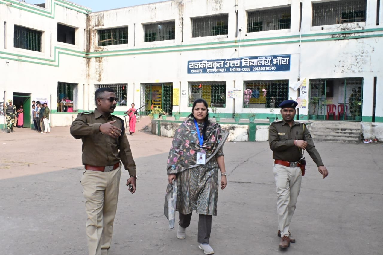 DC व SSP ने किया झरिया विधानसभा के मतदान केंद्रों का निरीक्षण…