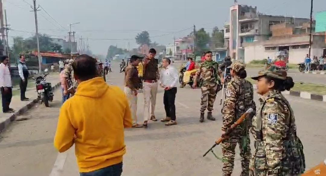 बाघमारा भाजपा प्रत्याशी और निर्दलीय प्रत्याशी के बीच पर्ची बाटने को लेकर मारपीट, पुलिस मौके पर पँहुची भाजी लाठी, सभी को खदेड़ा,स्थिति तनावपूर्ण…