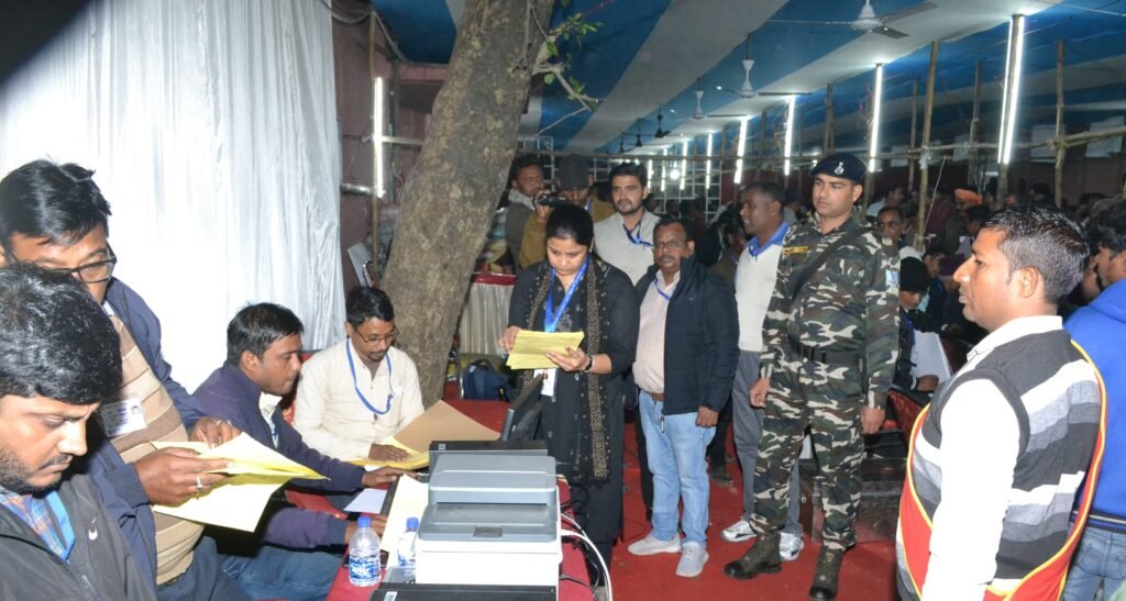 कृषि बाजार समिति पहुंचने लगी पोलिंग पार्टियां..स्ट्रांग रूम में जमा कराए जा रहे ईवीएम…