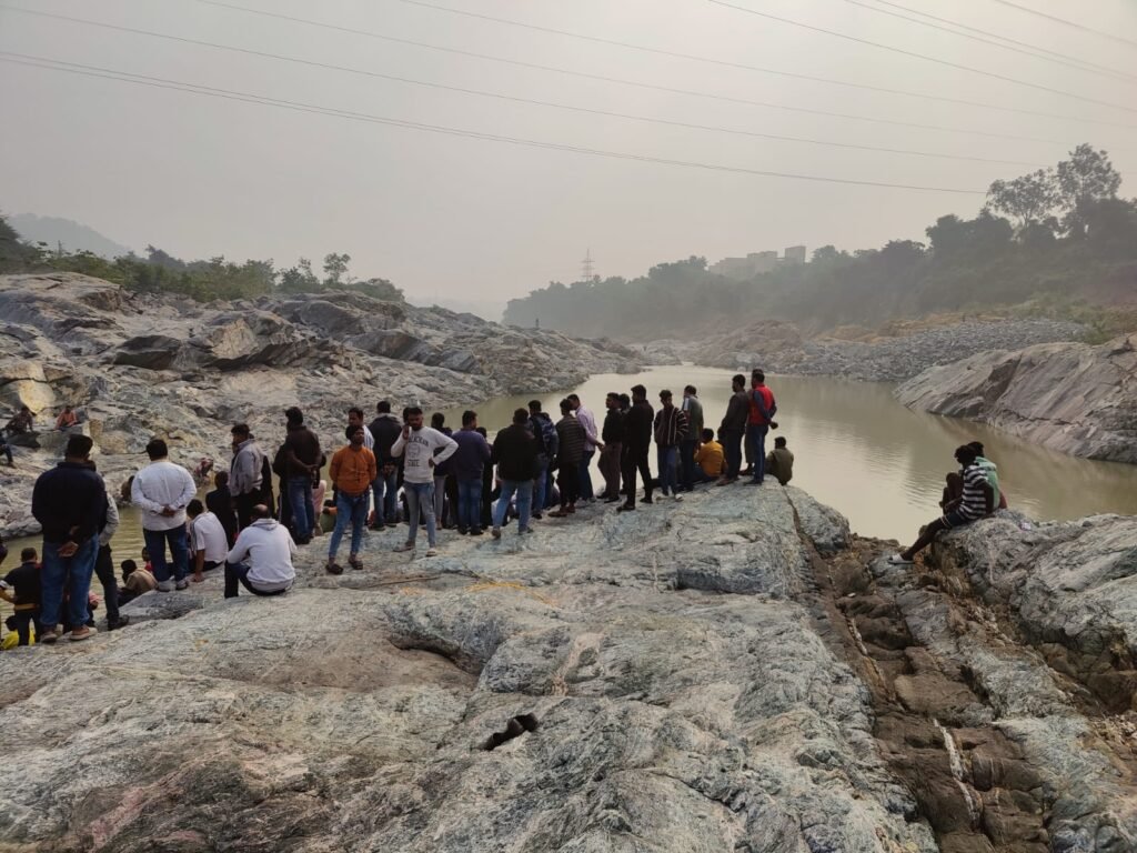 मैथन डैम घूमने आए आधा दर्जन दोस्तों में से तीन किशोर नहाने के क्रम में डुबा,दो की शव बरामद,रेस्क्यू जारी…