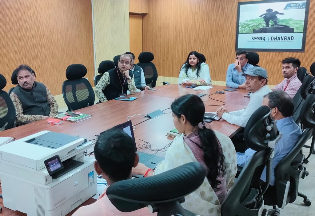 झारखंड विस निर्वाचन के निमित धनबाद जिला के सभी छः विस क्षेत्र के मतगणना हेतु मतगणना कर्मियों  का किया गया द्वितीय रेंडमाइजेशन…