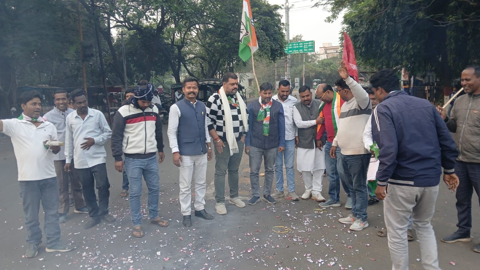 झारखंड प्रदेश युवा कांग्रेस के अध्यक्ष  अभिजीत राज के नेतृत्व में कांग्रेस जनों ने  दोबारा महागठबंधन सरकार बनने की खुशी में  पटाखा फोड़कर, आतिशबाजी कर, मिठाई बांटकर खुशीयो का किया इज़हार…