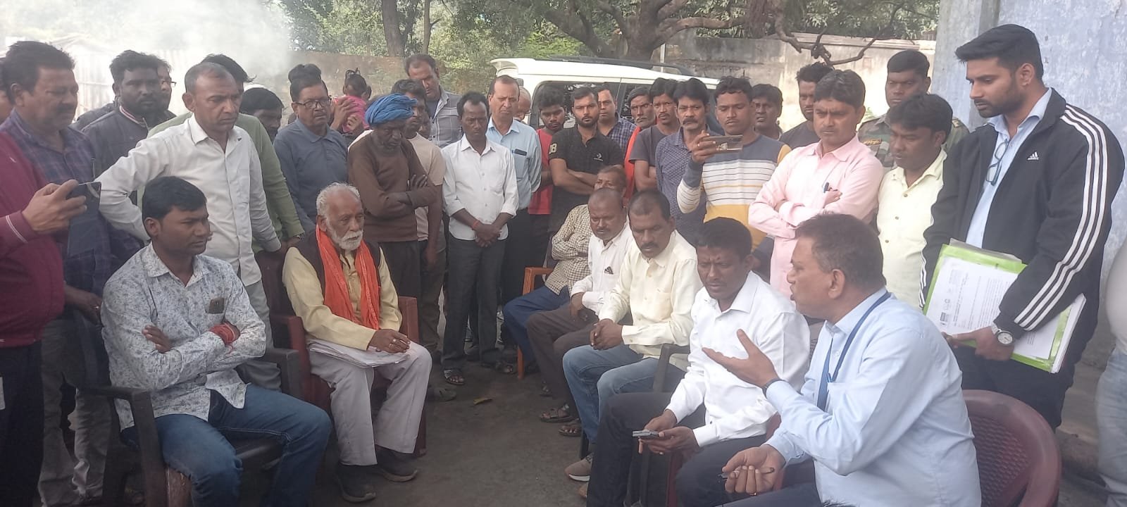 ग्रामीणों और बीसीसीएल प्रबंधन के बीच हुई तीखी नोकझोंक.. सीआईएसएफ की लाठी से महिला हुई घायल…