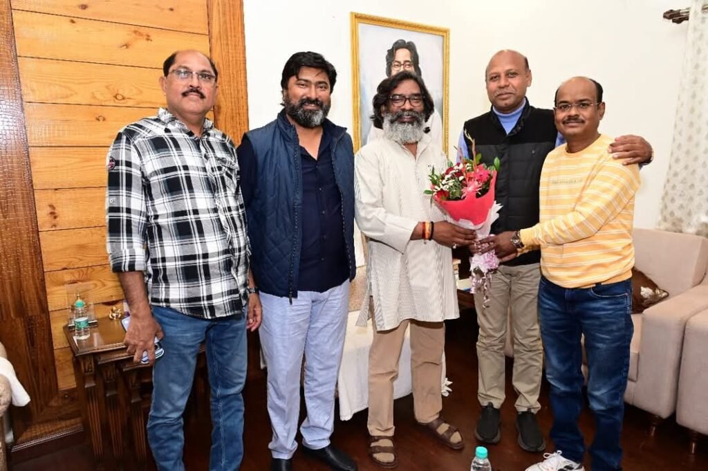 सांसद विजय हांसदा नवनिर्वाचित विधायक एमटी राज सहित कई नेताओं ने सीएम हेमंत सोरेन को दी बधाई…