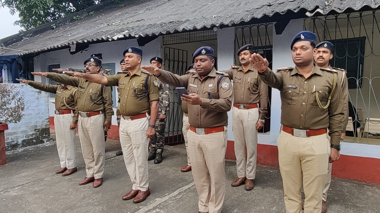 संविधान दिवस पर निरसा अनुमंडल के पुलिस पदाधिकारियों ने ली संविधान की शपथ…