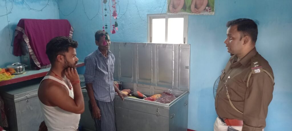 डुमरा में बंद आवास का ताला तोड़कर लाखों की चोरी…