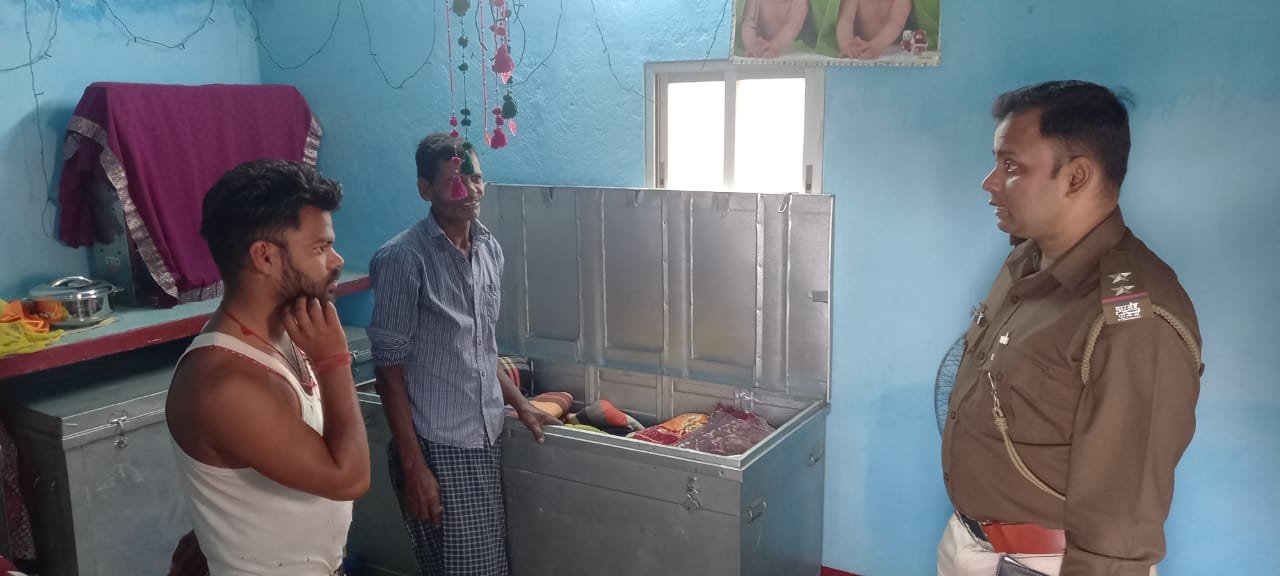 डुमरा में बंद आवास का ताला तोड़कर लाखों की चोरी…