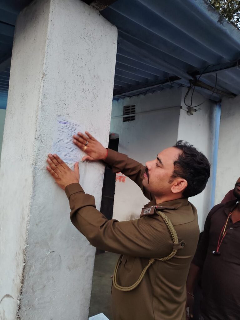 फरार वारंटी पूर्व मुखिया और उनके पुत्र के घर पुलिस ने इश्तेहार चिपकाया…