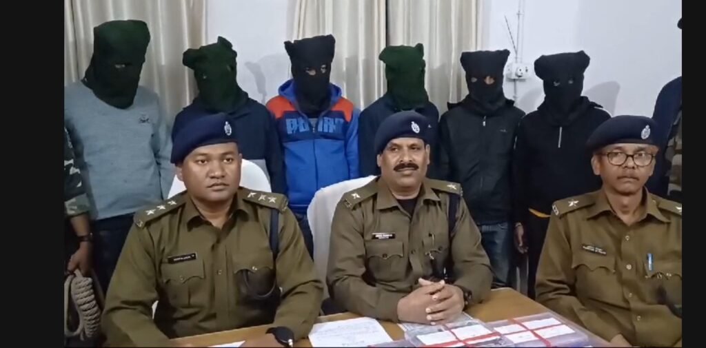 साइबर ठग के अड्डे पर पुलिस की छापेमारी, 6 नटवरलाल गिरफ्तार, पुलिस को मौके से मिला आधा दर्जन से अधिक साक्ष्य…