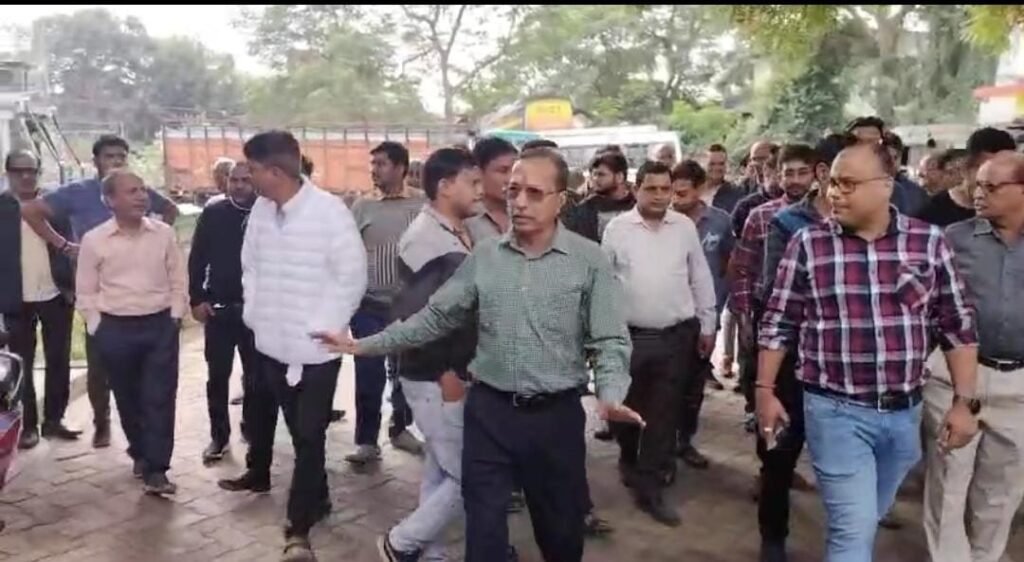 दो पक्षों के बीच हुई मारपीट के बाद एक समाज के लोग पहुंच किया प्रभारी से मुलाकात,जल्द गिरफ्तारी का किया मांग….