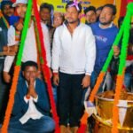 बाघमारा के नवनिर्वाचित विधायक शत्रुघ्न महतो को मुराईडीह श्रमिक कॉलोनी मे नौजवानो ने जलेवी तौलकर स्वागत व सम्मान किया…