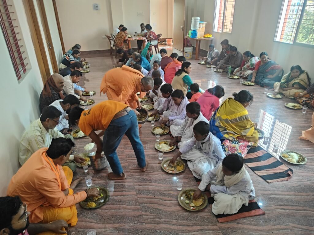 भूइफोर मंदिर में भारत सेवाश्रम संघ धनबाद शाखा साधु भंडारा तथा कल वार्षिक महोत्सव का आयोजन….