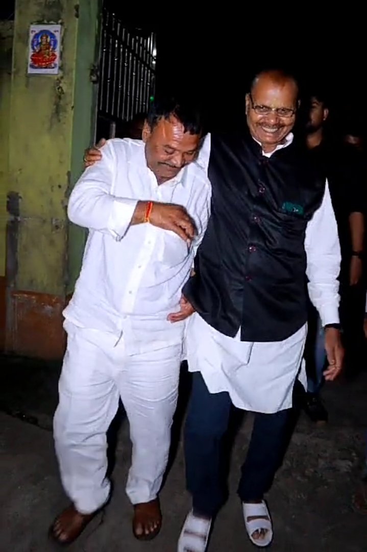 बाघमारा कांग्रेस कमेटी के पूर्व कार्यकारी अध्यक्ष ने रोहित यादव को लगाया गले कहा बाघमारा में रोहित यादव की लहर….