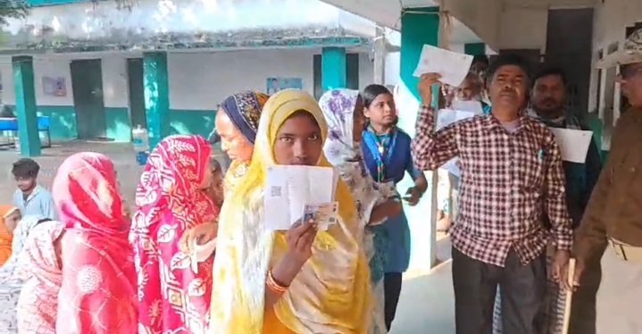 पाकुड़ जिले के तीन विधानसभा सीटों पर मतदान केंद्रों में मतदान प्रक्रिया शुरू….