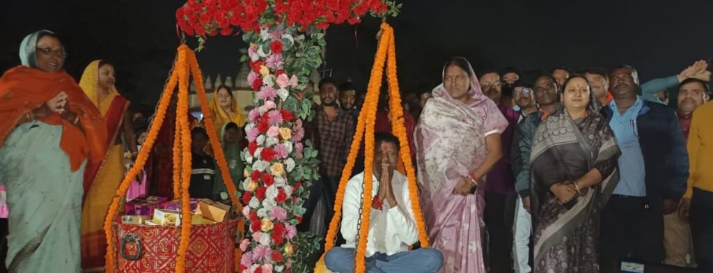 बाघमारा विधानभा के नवनिर्वाचित विधायक शत्रुघ्न महतो को विस्थापित पाण्डेयडीह के ग्रामीणो ने लड्डू से तौलकर खुशी मनाई…