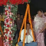 बाघमारा विधानभा के नवनिर्वाचित विधायक शत्रुघ्न महतो को विस्थापित पाण्डेयडीह के ग्रामीणो ने लड्डू से तौलकर खुशी मनाई…