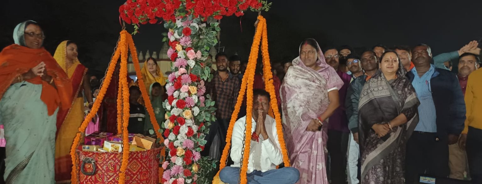 बाघमारा विधानभा के नवनिर्वाचित विधायक शत्रुघ्न महतो को विस्थापित पाण्डेयडीह के ग्रामीणो ने लड्डू से तौलकर खुशी मनाई…