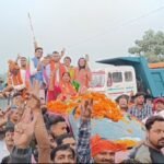जीत के बाद निकला रागिनी का विजय जुलूस..समर्थकों की उमड़ी भीड़..लोगों ने फूल माला पहनाकर किया स्वागत…