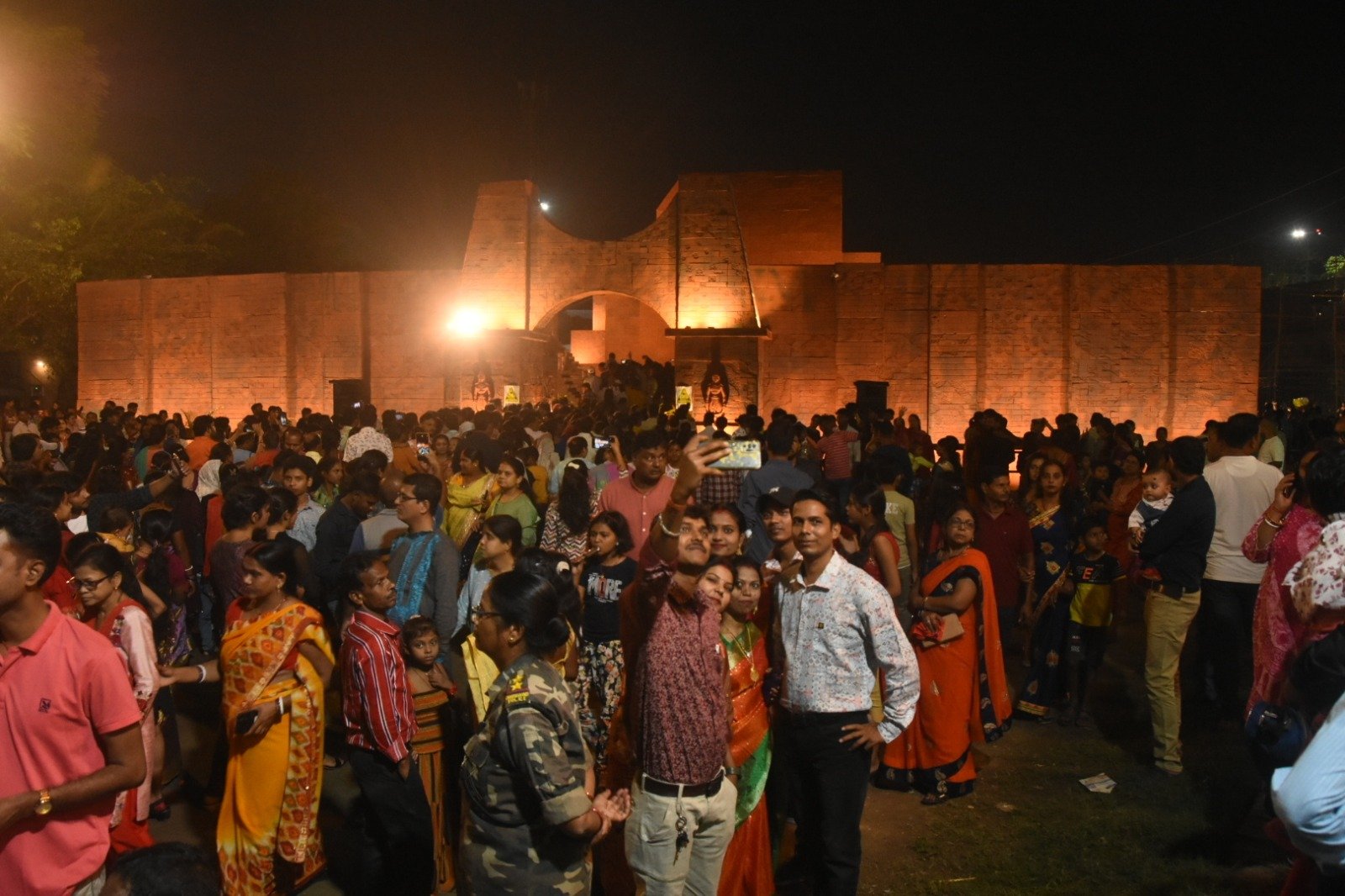 रोशनी से नहाया गांव-शहर..खूब हुई आतिशबाजी…