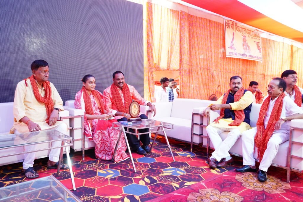 झरिया विधायक सह कांग्रेस प्रत्याशी पुर्णिमा नीरज सिंह चित्रगुप्त पूजा मे हुई शामिल…