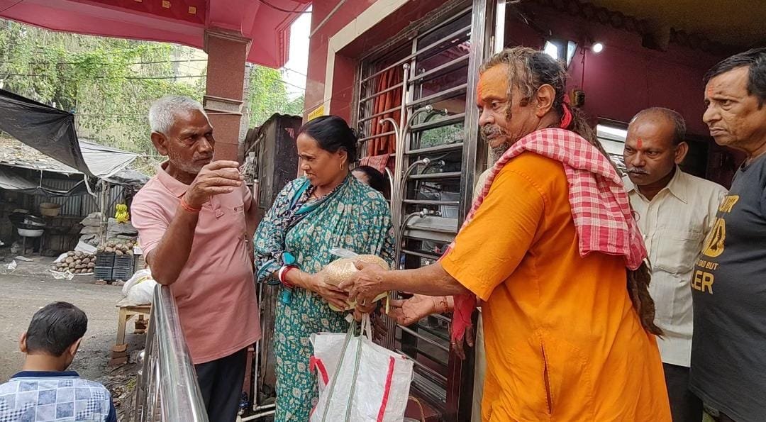 आस्था का महापर्व को लेकर हनुमान मंदिर की ओर से गेहूं और कद्दू का वितरण…