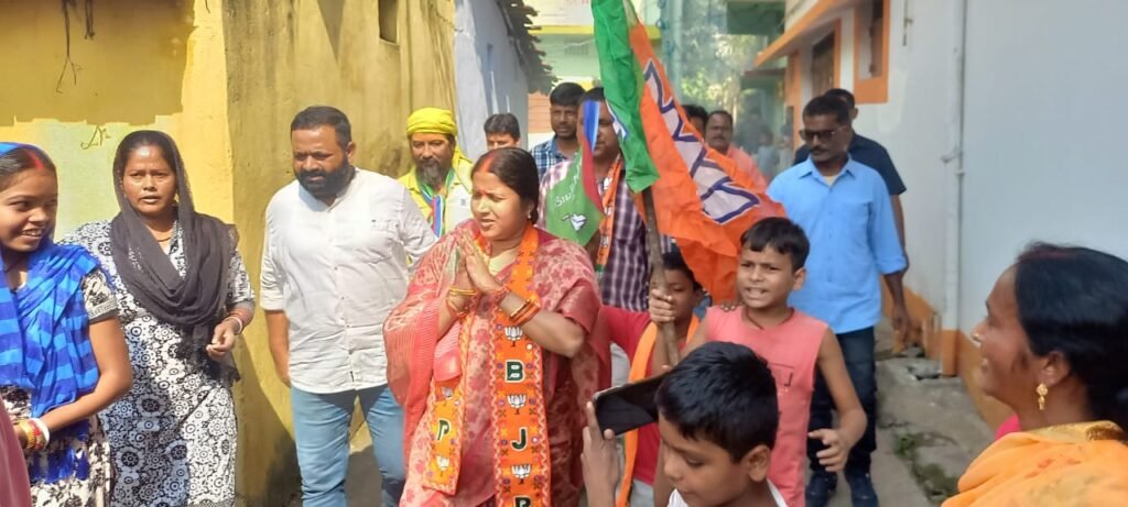 हर कदम पर मां का साथ निभा रही हैं बेटी, वोट मांग कर ले रही आशीर्वाद…