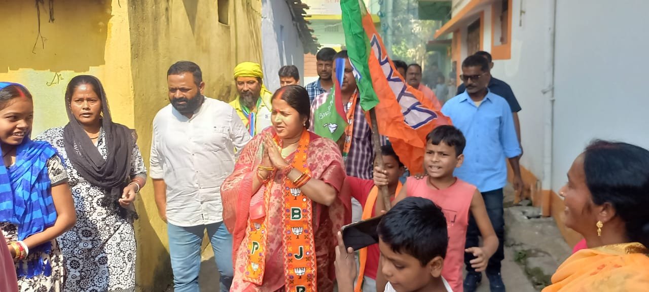 हर कदम पर मां का साथ निभा रही हैं बेटी, वोट मांग कर ले रही आशीर्वाद…