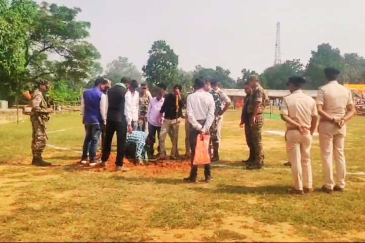 CM हेमंत सोरेन की सुरक्षा में गड़बड़ी की आशंका, हेलीपैड की करनी पड़ी खुदाई…..