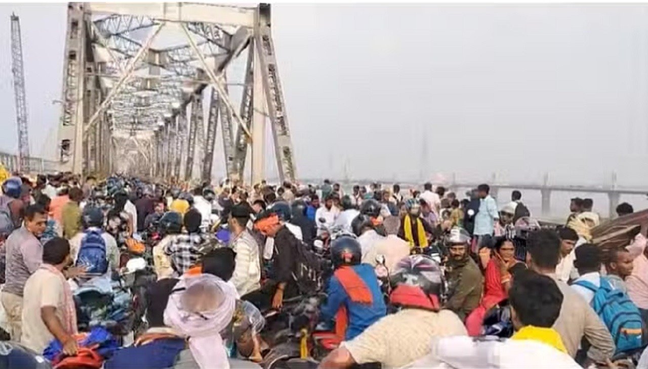 ट्रैफिक जाम में फंसी एम्बुलेंस.. बीच सड़क पर तड़प-तड़प कर गयी मरीज की जान…