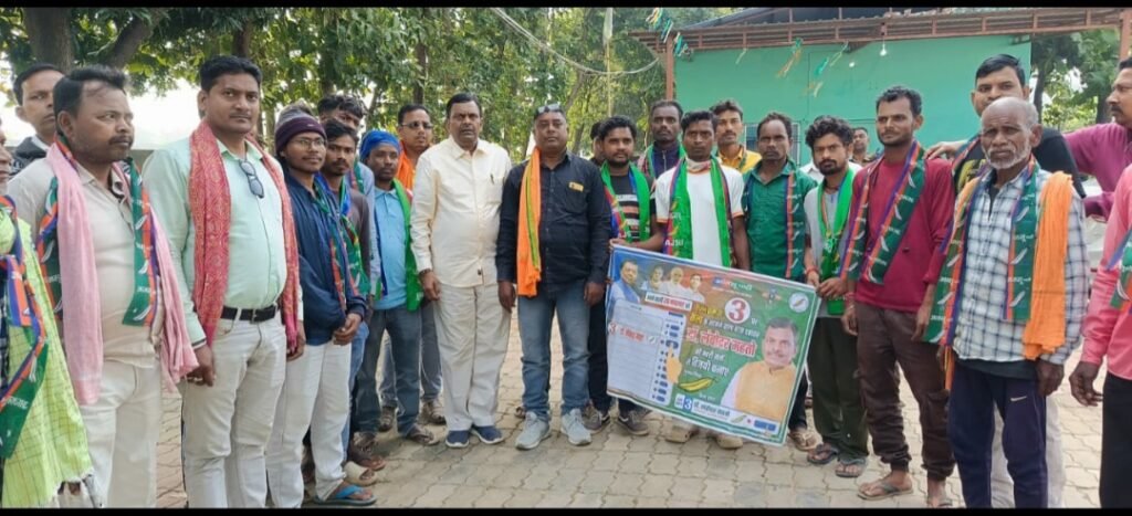 डॉ लंबोदर महतो के पक्ष में गोल बंद हो रहे हैं लोग, चर्चा का विषय बनी उनकी सादगी…