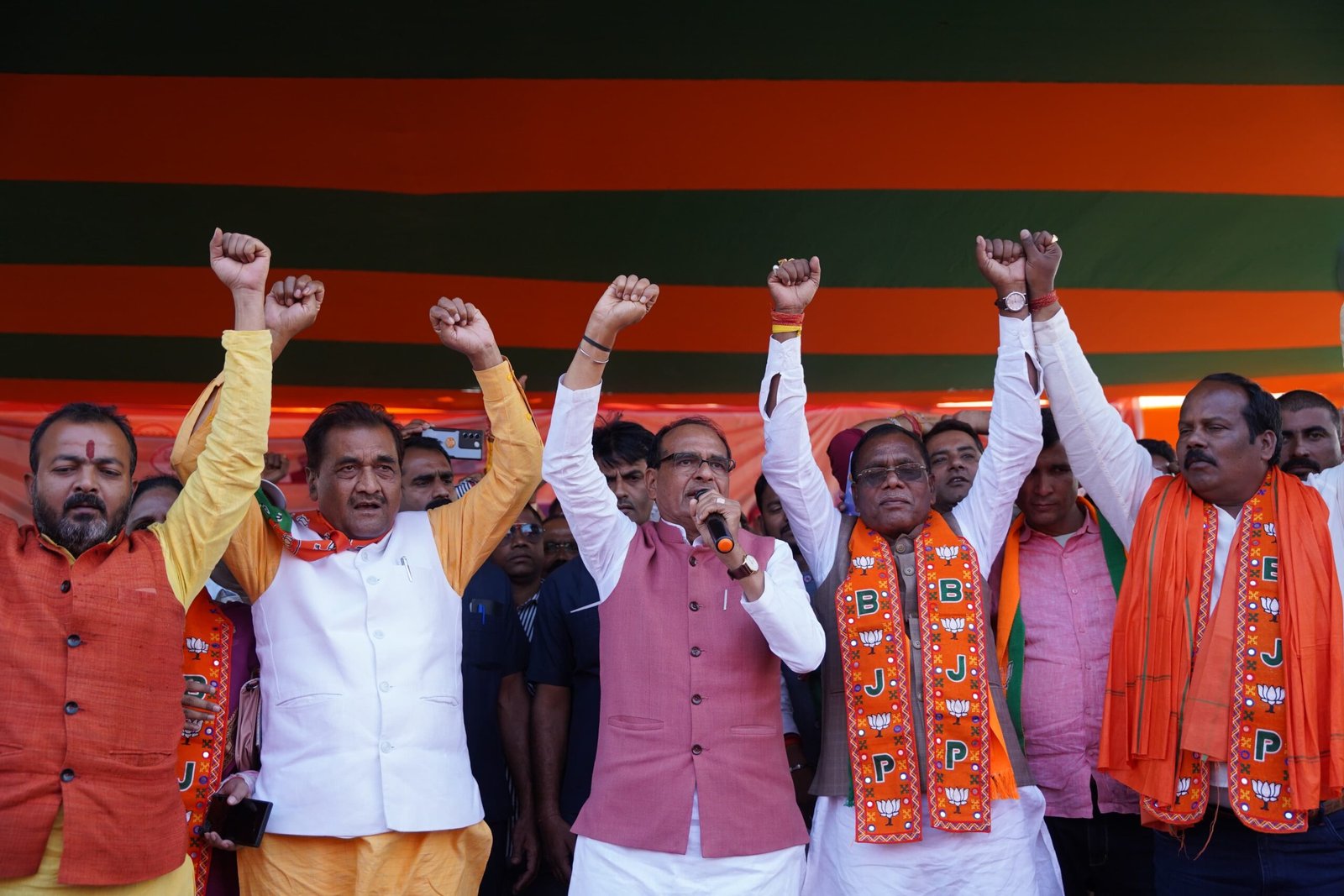 केन्द्रीय मंत्री शिवराज सिंह चौहान ने गुरूवार को झारखंड की बगोदर विधानसभा में भाजापा प्रत्याशी के समर्थन में जनसभा को संबोधित किया और देवघर विधानसभा में प्रबुद्धजन सम्मेलन में सहभागिता की….