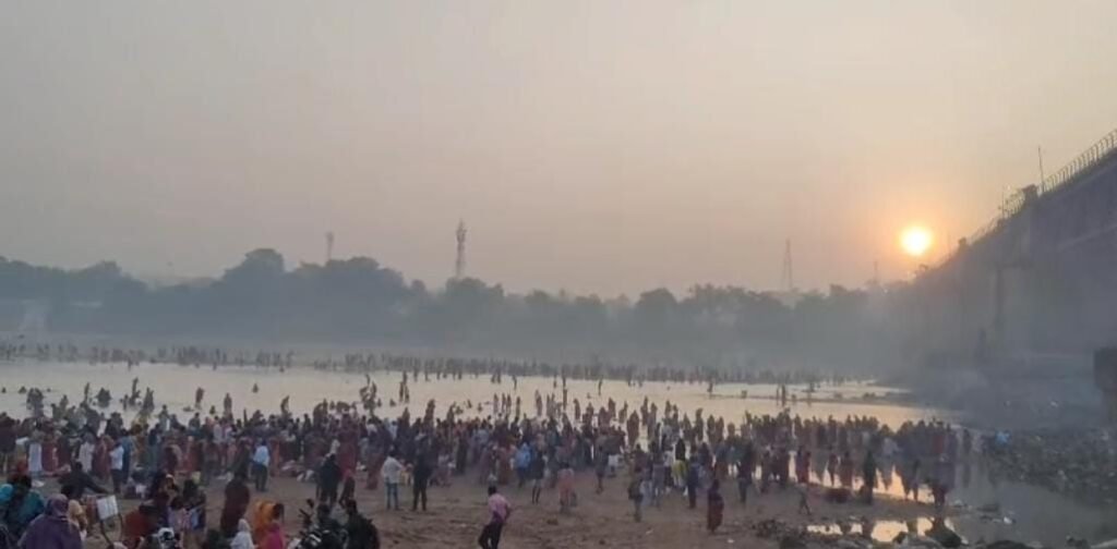 कार्तिक पूर्णिमा पर श्रद्धालुओं ने लगाई आस्था की डुबकी…