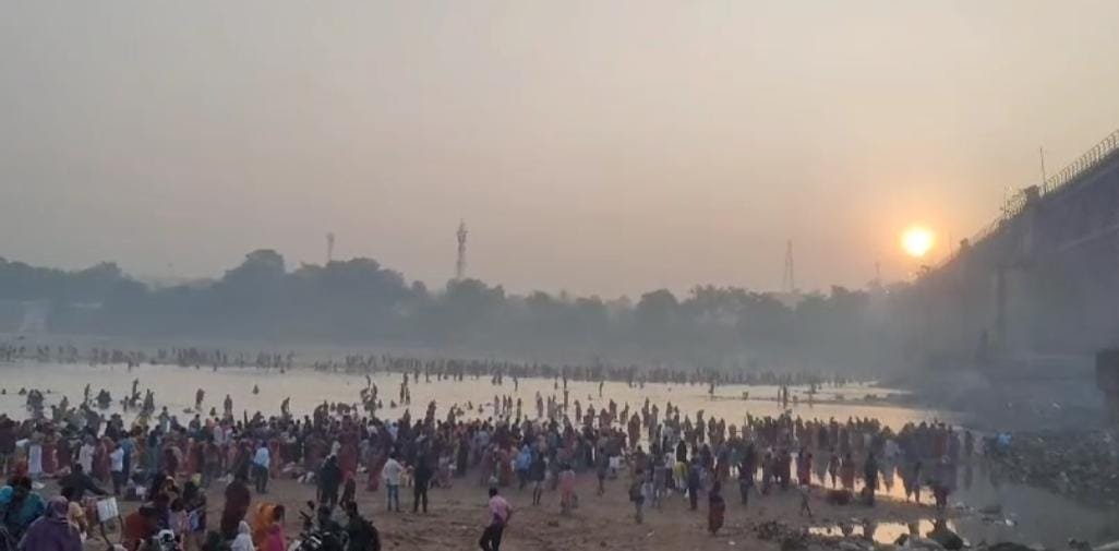 कार्तिक पूर्णिमा पर श्रद्धालुओं ने लगाई आस्था की डुबकी…