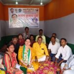 महागठबंधन प्रत्यासियों की जीत को लेकर कांग्रेस नेत्री सह राष्ट्रीय खान मजदूर फेडरेशन की राष्ट्रीय महिला सचिव संगीता तिवारी ने मुनीडीह में की बैठक, चलाया जनसंपर्क अभियान।