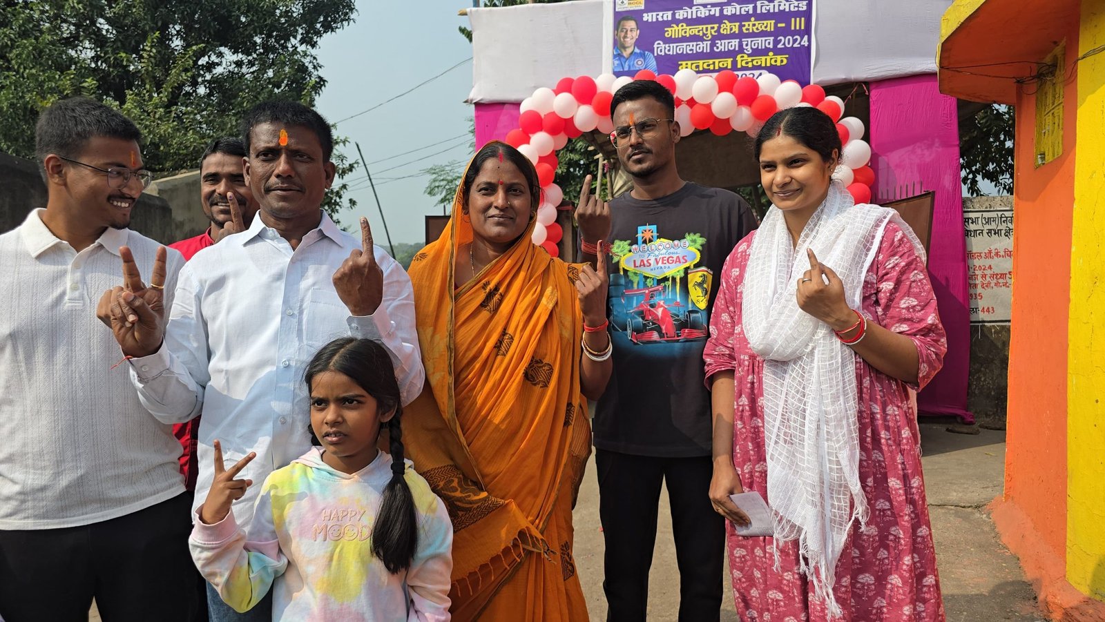 बाघमारा से बीजेपी प्रत्याशी शत्रुघ्न महतो ने किया अपने परिवार के साथ मताधिकार का प्रयोग….