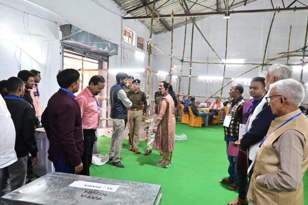 धनबाद के बरवाअड्डा कृषि बाजार मतगणना केंद्र पहुँच रहे कॉउंटिंग एजेंट,सुरक्षा में लगे पुलिस चेक कर करा रहे मतगणना केंद्र में प्रवेश…